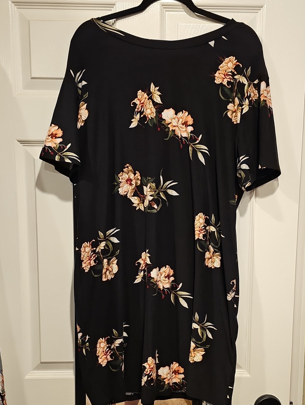 Black Floral Short-Sleeve Tunic Dress - Peach Bloom
